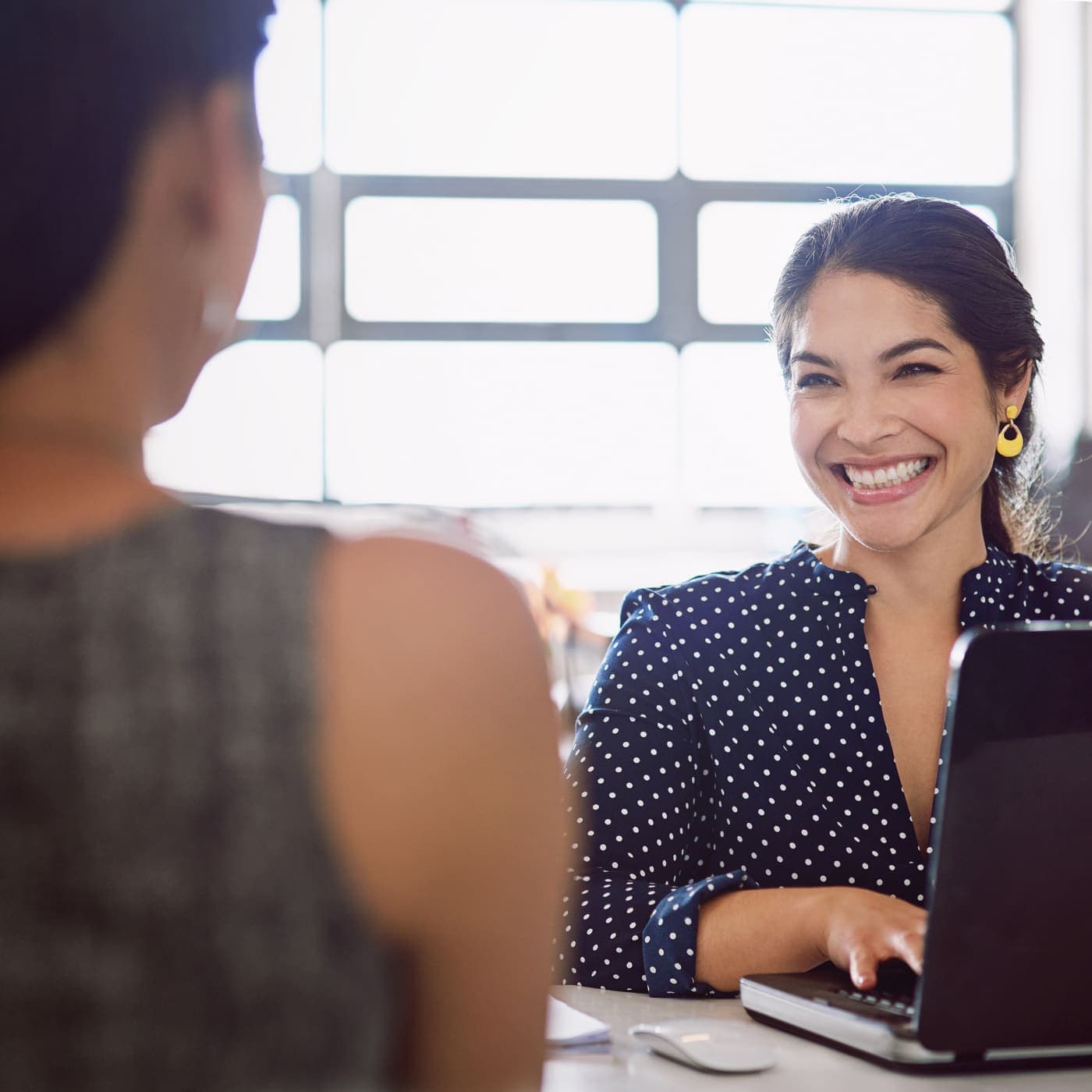 Especialista da EFF sorrindo enquanto atende uma cliente