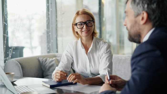 Consultora experiente atendendo um cliente em reunião